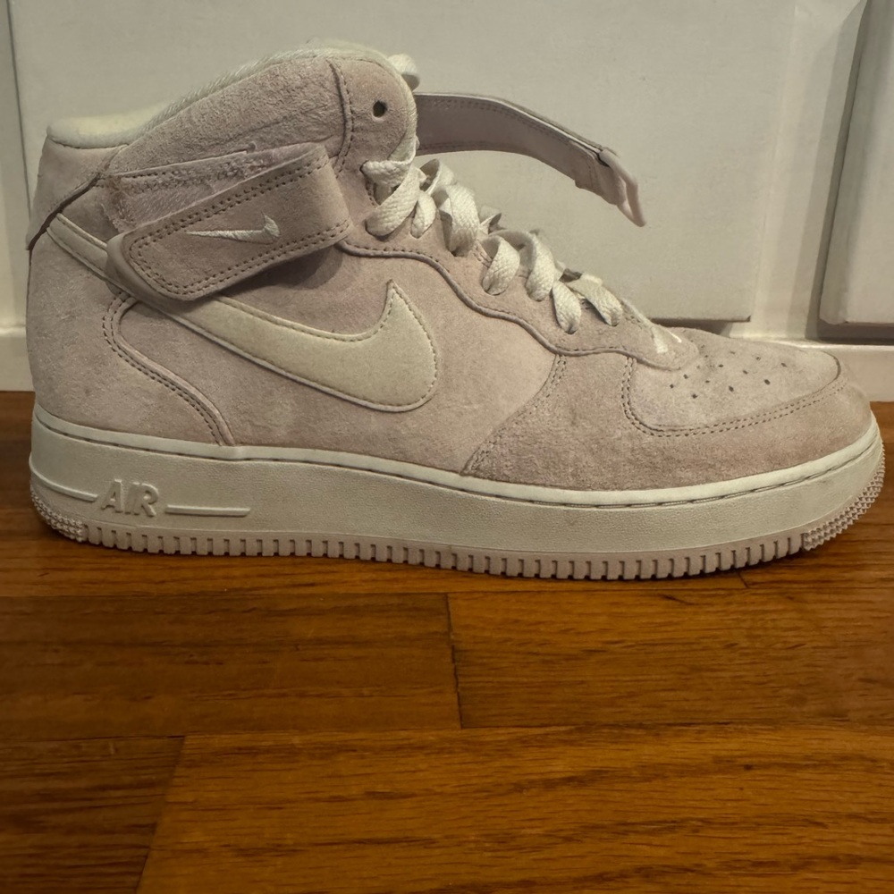 Nike Air Force 1 mid Sneakers in Soft Pink